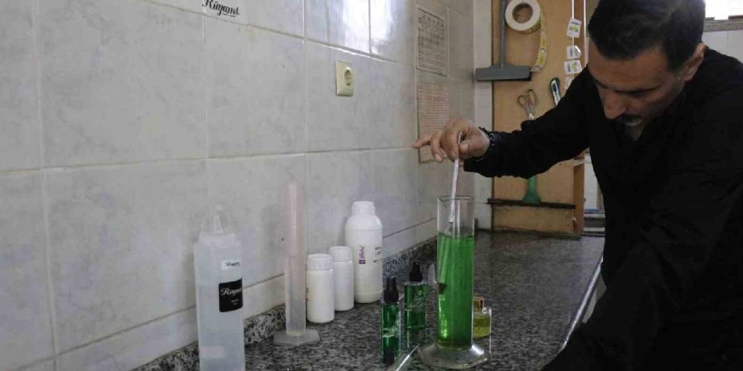 Çiçekler şişelere giriyor, kokusunu tüm dünya alıyor: 3 boyutlu özelliğiyle dikkat çekiyor 3